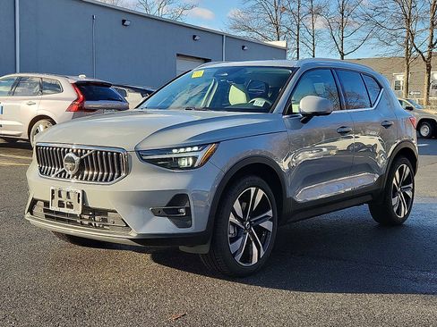 Used 2025 Volvo XC40 B5 Ultra w/ Protection Package Premier image 3