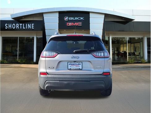 Used 2019 Jeep Cherokee Latitude w/ Popular Appearance Group FWD image 2