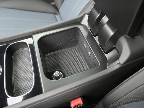 Used 2021 Bentley Bentayga V8 image 31