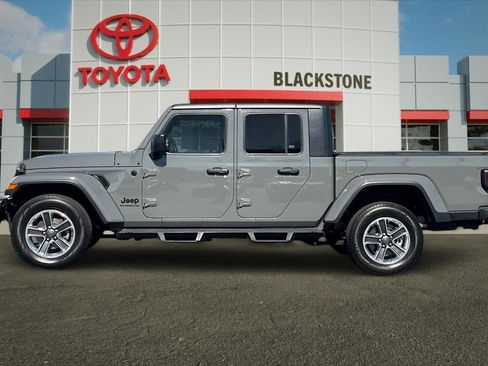 Used 2021 Jeep Gladiator Sport AWD/4WD image 6