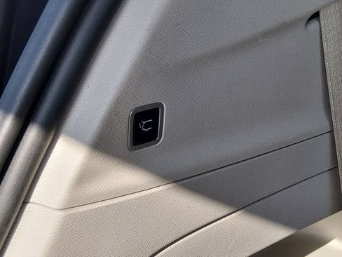 Used 2023 Chrysler Voyager LX FWD image 16