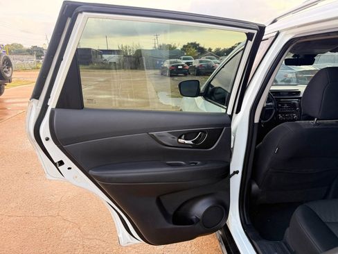 Used 2019 Nissan Rogue SV image 32