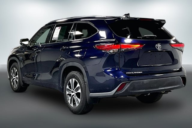 Used 2021 Toyota Highlander XLE AWD/4WD image 6
