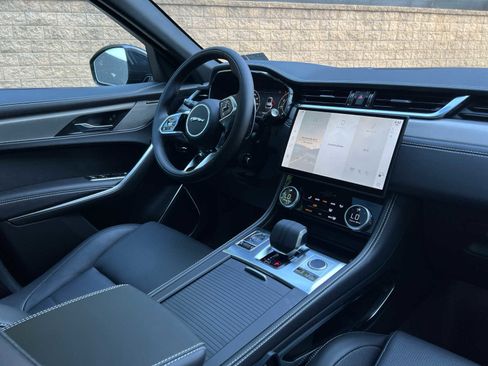 Used 2025 Jaguar F-PACE R-Dynamic S image 11