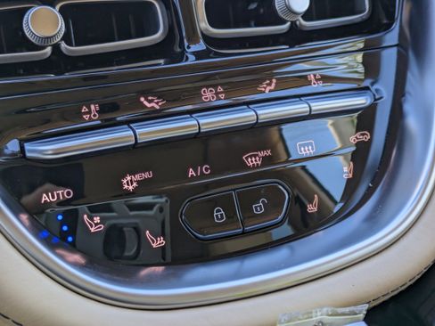 Used 2024 Aston Martin DBX image 35