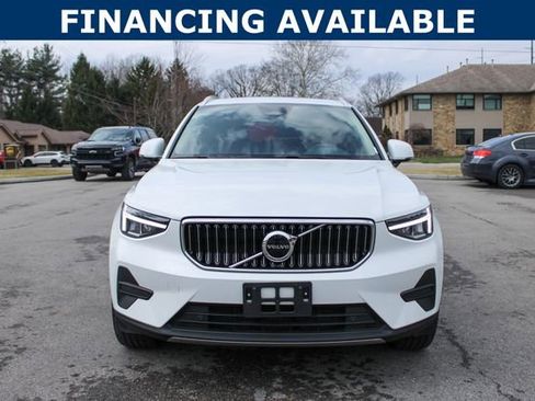 Used 2025 Volvo XC40 B5 Core image 3