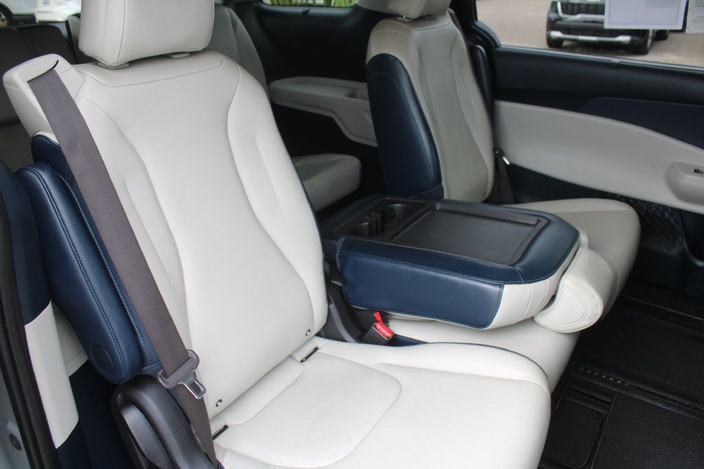 Certified 2025 Kia Carnival EX FWD image 7