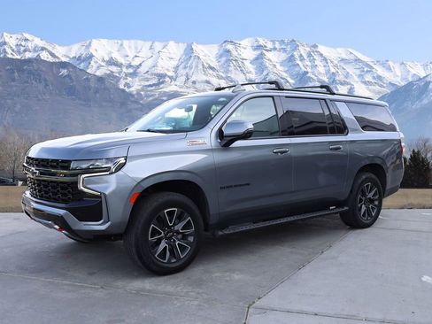 Used 2022 Chevrolet Suburban Z71 w/ Luxury Package AWD/4WD image 2