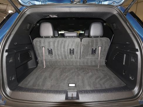 Used 2025 Chevrolet Traverse LT image 24