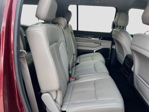Used 2022 Jeep Wagoneer Series II AWD/4WD image 29