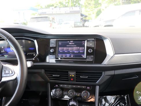 Used 2024 Volkswagen Jetta SE FWD image 19