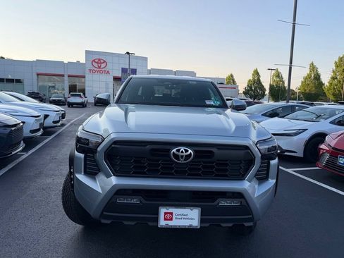 Certified 2025 Toyota Tacoma TRD Off-Road AWD/4WD image 2