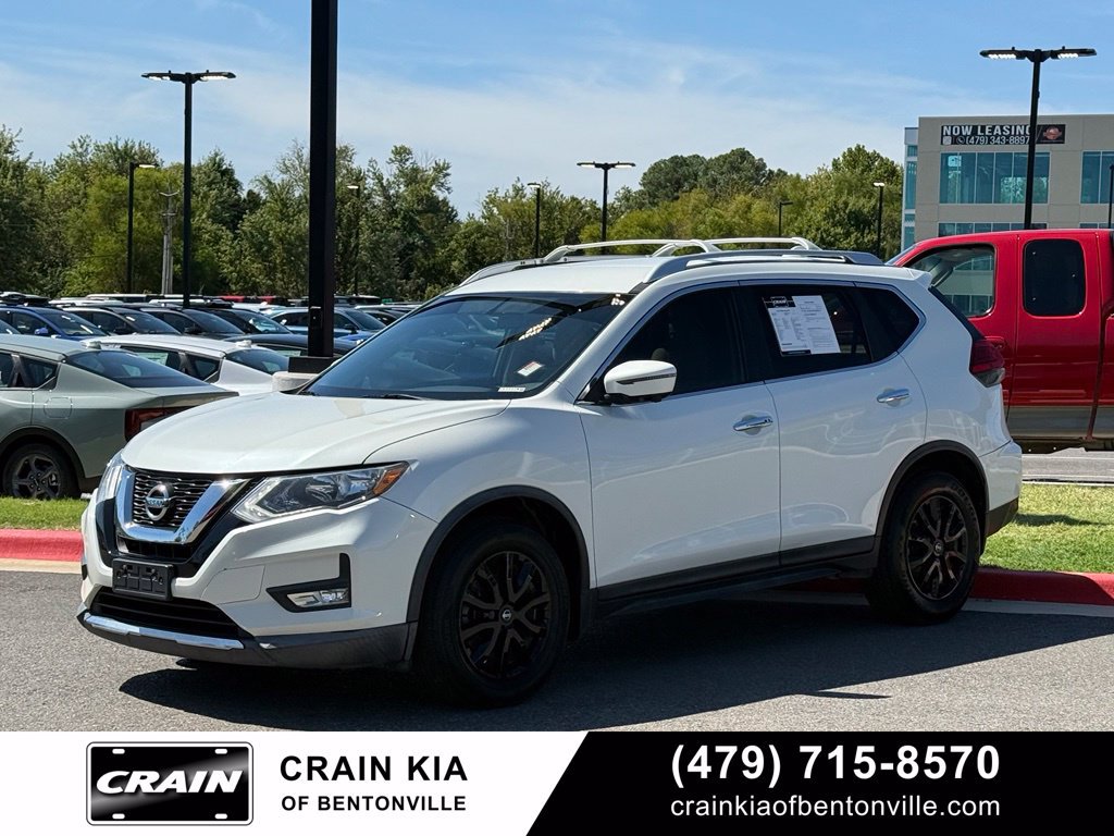 Used 2017 Nissan Rogue SV w/ SV Premium Package FWD image 3