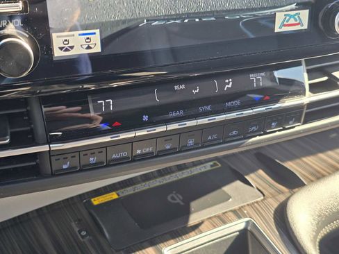 Used 2023 Toyota Sienna Limited image 33