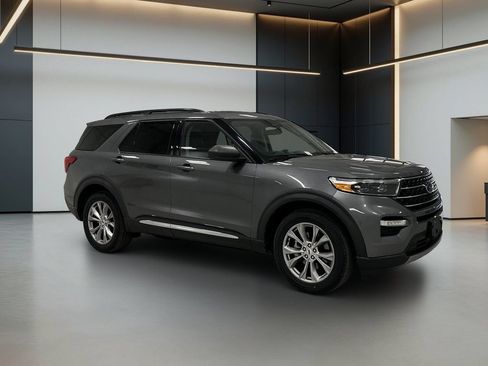 Used 2021 Ford Explorer XLT w/ Equipment Group 202A AWD/4WD image 8