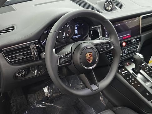Certified 2025 Porsche Macan AWD/4WD image 4