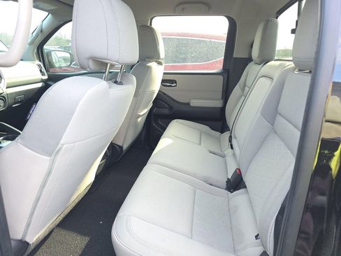 Used 2025 Nissan Frontier SV w/ SV Convenience Package image 18