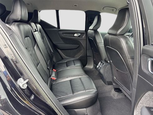 Used 2022 Volvo XC40 T5 Momentum image 28