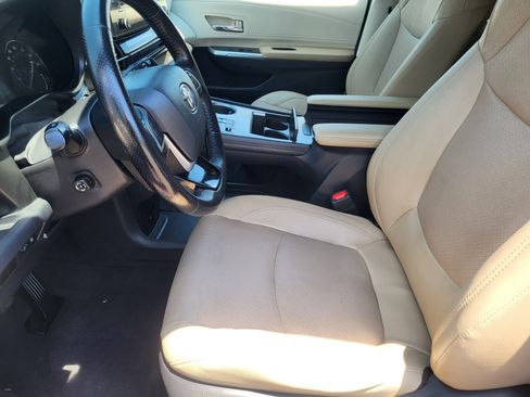 Certified 2021 Toyota Sienna Limited FWD image 10