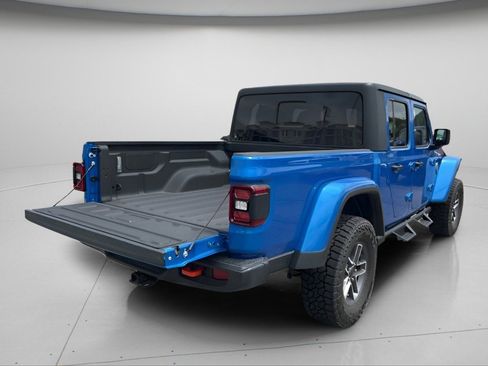 Used 2025 Jeep Gladiator Mojave w/ Convenience Group AWD/4WD image 5