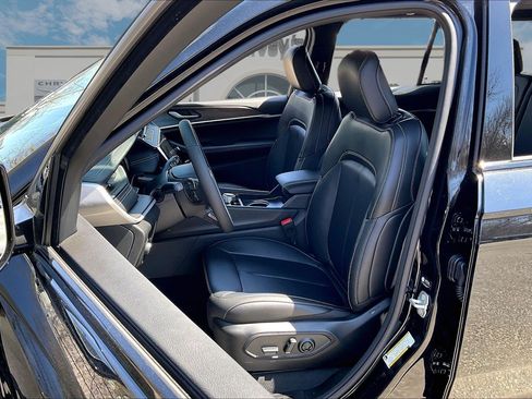New 2026 Jeep Grand Cherokee Limited w/ Limited Altitude Package AWD/4WD image 9