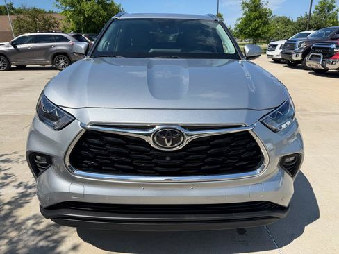 Used 2021 Toyota Highlander Limited FWD image 2