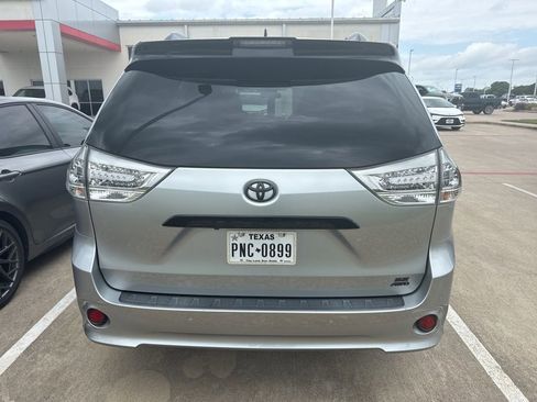 Used 2020 Toyota Sienna SE w/ SE Preferred Package AWD/4WD image 3