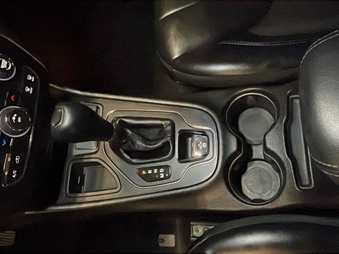 Used 2019 Jeep Cherokee Latitude Plus FWD image 19