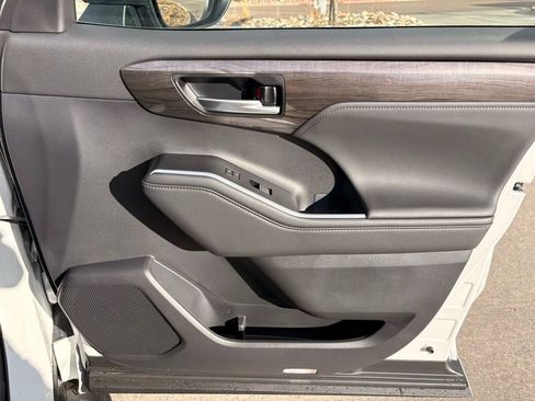 Used 2026 Toyota Highlander Limited image 30