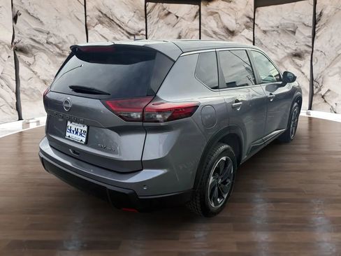 Used 2024 Nissan Rogue SV image 3