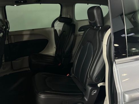 Used 2023 Chrysler Pacifica Touring-L w/ Uconnect Theater Family Group image 22