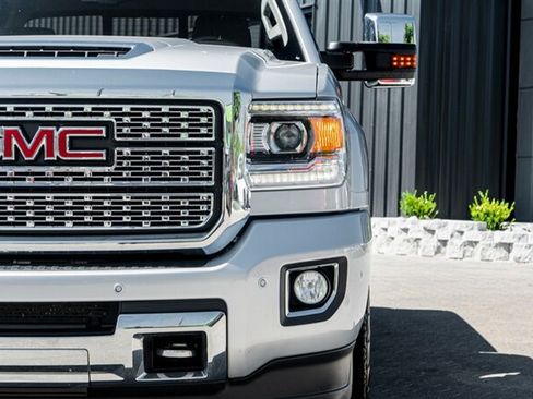 Used 2019 GMC Sierra 2500 Denali w/ Duramax Plus Package AWD/4WD image 10