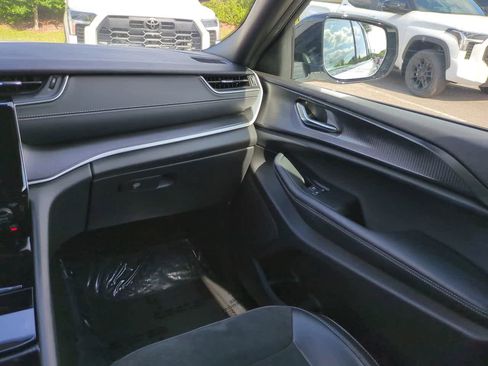 Used 2025 Jeep Grand Cherokee Altitude image 16