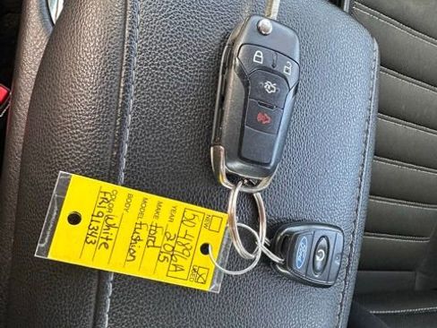 Used 2015 Ford Fusion SE FWD image 26