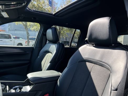 New 2025 Jeep Grand Cherokee Altitude image 14