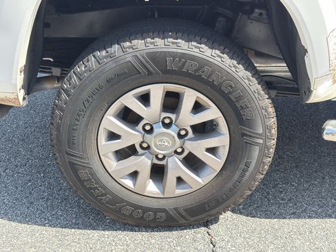 Used 2017 Toyota Tacoma SR5 w/ Tow Package RWD image 13