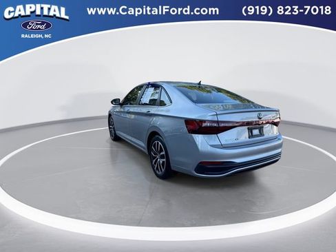 Used 2025 Volkswagen Jetta SE FWD image 6