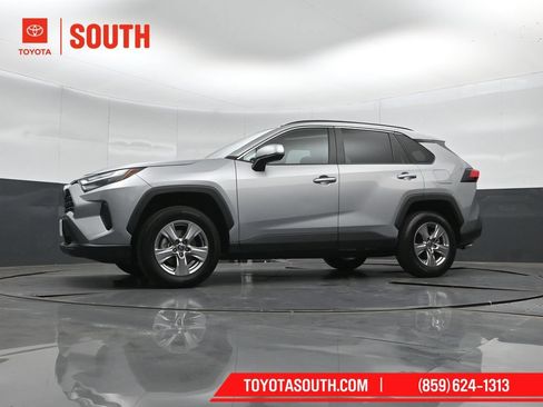 Used 2025 Toyota RAV4 XLE AWD/4WD image 40