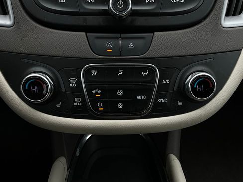 Used 2022 Chevrolet Malibu LT w/ Leather Package image 25