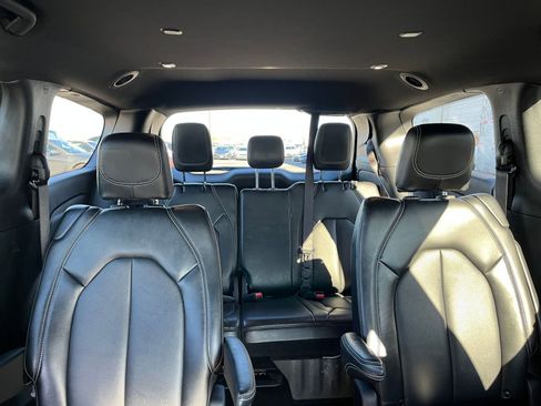 Used 2025 Chrysler Pacifica Select image 38