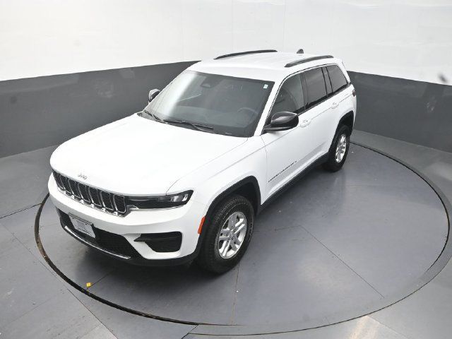 Used 2025 Jeep Grand Cherokee Laredo AWD/4WD image 13