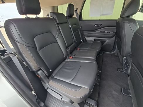 Used 2025 Nissan Pathfinder SL AWD/4WD image 11