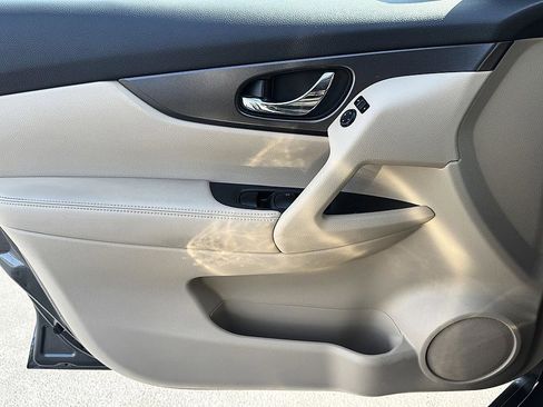 Used 2014 Nissan Rogue SV FWD image 9