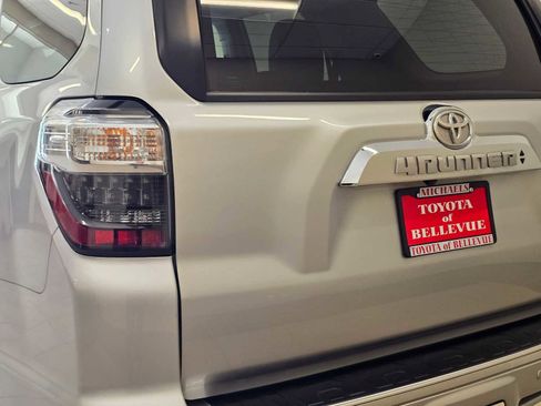 Used 2022 Toyota 4Runner Limited AWD/4WD image 7