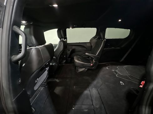 Used 2023 Chrysler Pacifica Limited w/ S Appearance Package FWD image 17