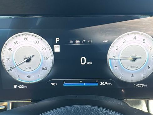 Used 2025 Hyundai Elantra Limited image 2