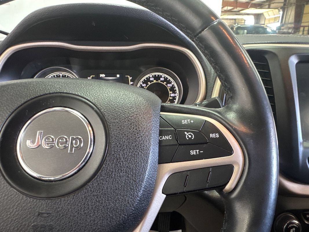 Used 2015 Jeep Cherokee Latitude AWD/4WD image 13
