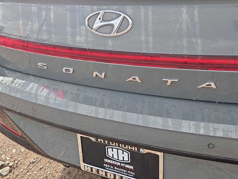 Used 2021 Hyundai Sonata Limited w/ Preferred Accessory Package image 12