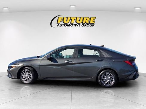 Used 2024 Hyundai Elantra Blue FWD image 9