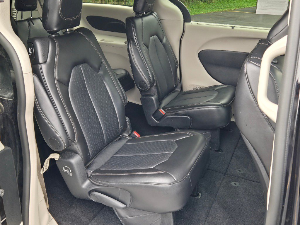 Used 2024 Chrysler Pacifica Touring-L FWD image 8